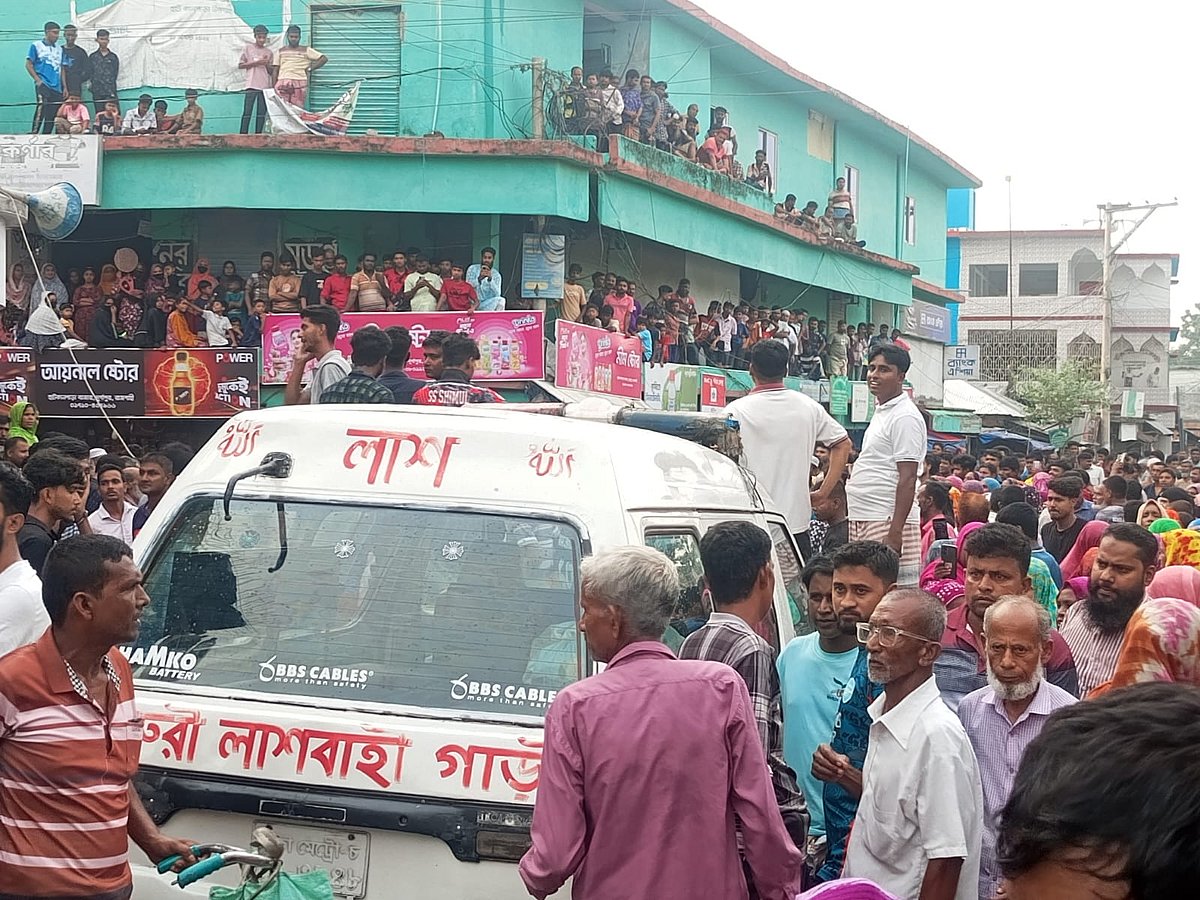 রাজশাহীতে জড়িত ব্যক্তিদের গ্রেপ্তারের দাবিতে মরদেহবাহী অ্যাম্বুলেন্স আটকে বিক্ষোভ করেছেন স্থানীয় বাসিন্দারা। গতকাল রোববার