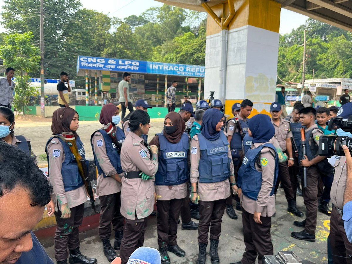 নগরের টাইগারপাস এলাকায় পুলিশ সদস্যদের অবস্থান। আজ বেলা দুইটার দিকে