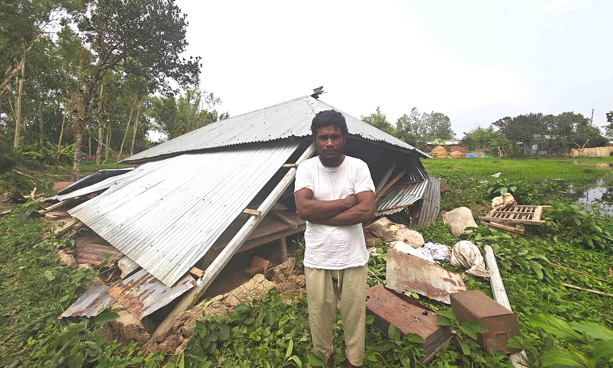 ঝড়ে ভেঙে পড়া বাড়ির সামনে দাঁড়িয়ে গৃহকর্তা। গতকাল রোববার বিকেলে সিংড়ার রামানন্দ খাজুরা ইউনিয়নের থেলকুড় গ্রামে