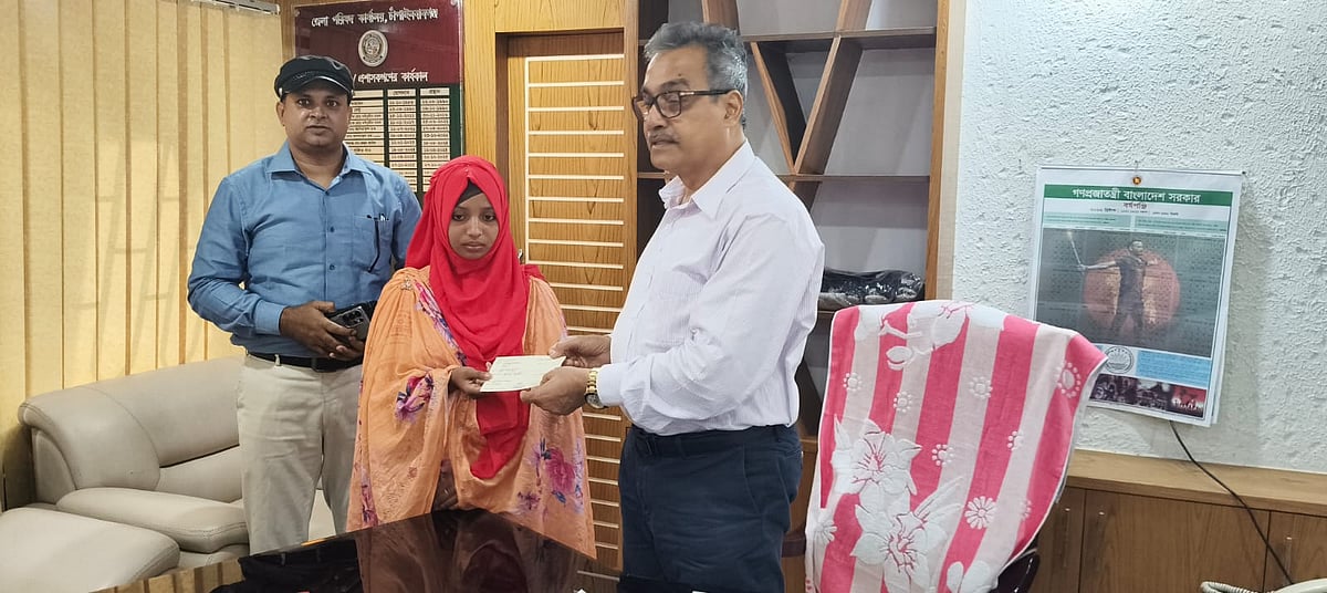 শিশুটির মায়ের হাতে চিকিৎসা সহযোগিতার চেক তুলে দেন চাঁপাইনবাবগঞ্জ জেলা পরিষদের প্রশাসক মো. হারুনুর রশিদ। গতকাল রোববার বিকেলে চাঁপাইনবাবগঞ্জ জেলা পরিষদ কার্যালয়ে