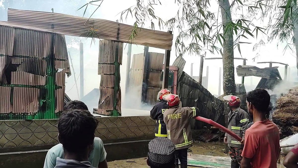 ফায়ার সার্ভিসের সদস্যরা আগুন নেভাচ্ছেন। আজ সোমবার দুপুরে শেরপুরের শ্রীবরদী উপজেলার মাদারপুর গ্রামে
