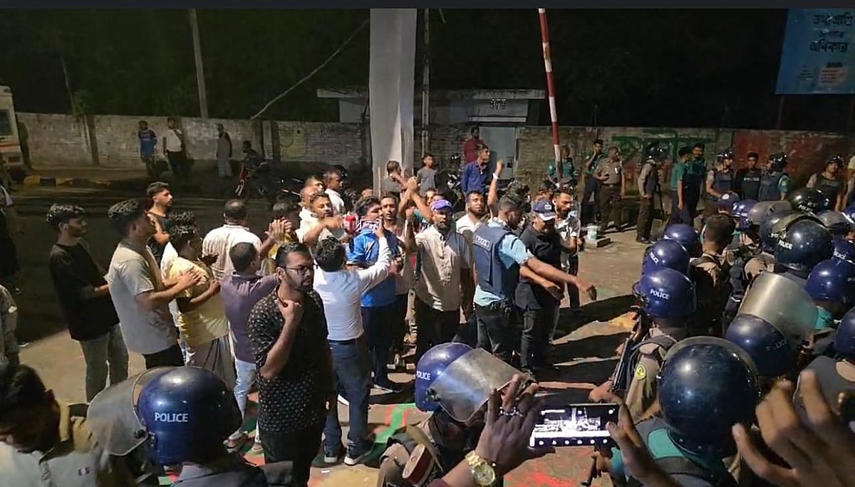 এনসিপি ও বিএনপির নেতা–কর্মীরা পাল্টাপাল্টি অবস্থান নিলে পুলিশ পরিস্থিতি নিয়ন্ত্রণ করে। গতকাল রাতে