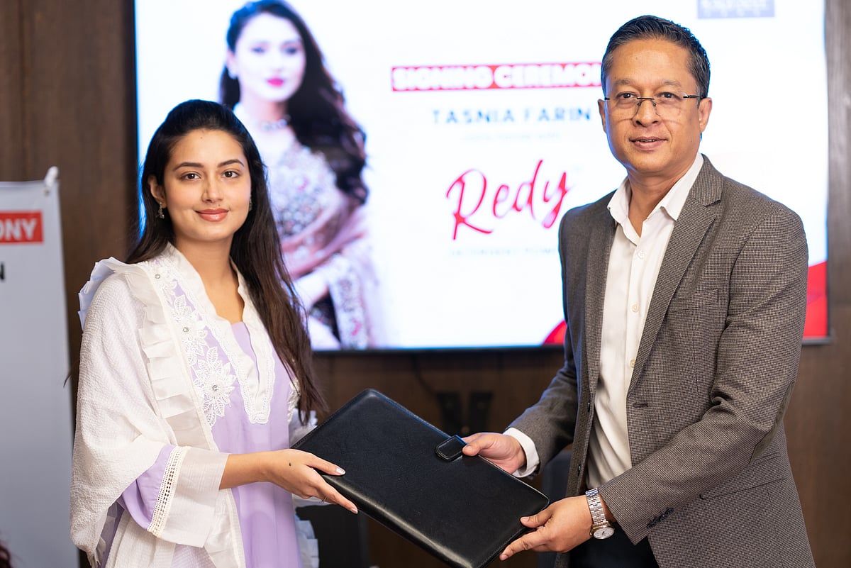 ঢাকায় রেডিয়েন্ট কেয়ার লিমিটেডের প্রধান কার্যালয়ে তাসনিয়া ফারিণের সঙ্গে প্রতিষ্ঠানটির চুক্তি স্বাক্ষর হয়