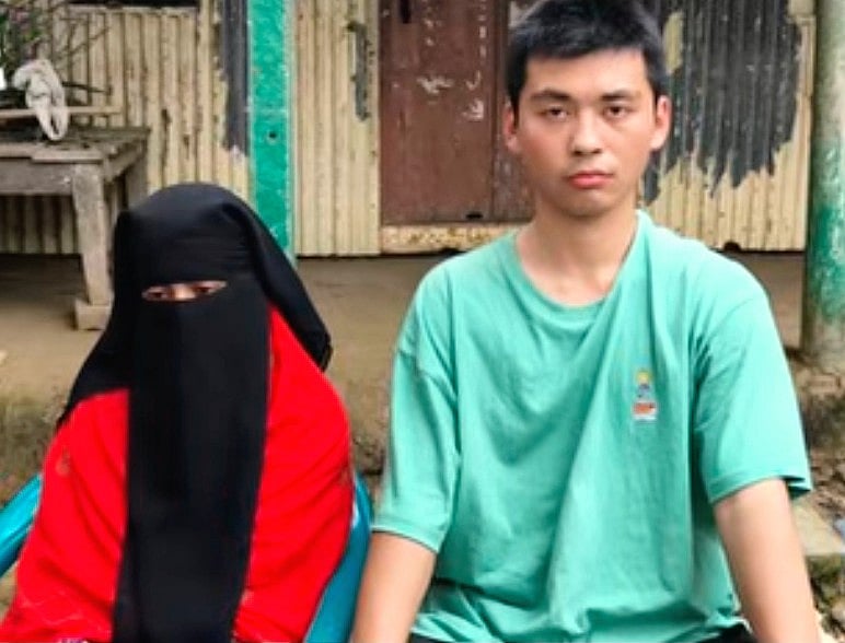 বাংলাদেশি ঝুমা আক্তারের পাশের চীনা যুবক গাও ওয়েইয়ান। গতকাল বিকেলে কিশোরগঞ্জের ইটনা উপজেলার কিষ্টপুর মোড়লপাড়ায়