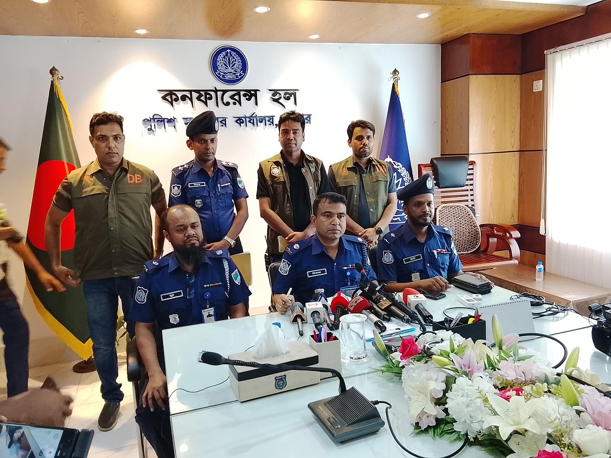 যশোরে আনিছুর রহমান হত্যাকাণ্ডে গ্রেপ্তার বিষয়ে ব্রিফিং করেন অতিরিক্ত পুলিশ সুপার (ক্রাইম অ্যান্ড অপস) মিরাজুল ইসলাম। সোমবার দুপুরে যশোরের পুলিশ সুপার কার্যালয়ে