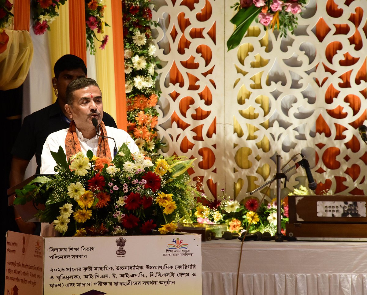 দক্ষিণ কলকাতার ধনধান্য স্টেডিয়ামে কৃতী শিক্ষার্থীদের সংবর্ধনা অনুষ্ঠানে বক্তব্য দিচ্ছেন পশ্চিমবঙ্গের মুখ্যমন্ত্রী শুভেন্দু অধিকারী। কলকাতা, ১৮ মে ২০২৬