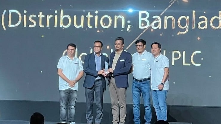সম্মাননা হাতে গ্লোবাল ব্র্যান্ড পিএলসির কর্মকর্তারা