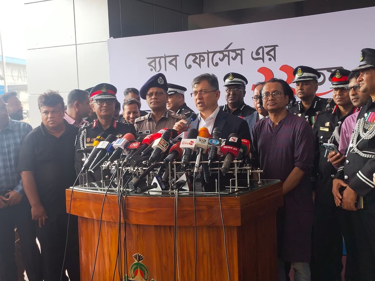 মতবিনিময় সভায় বক্তব্য দিচ্ছেন স্বরাষ্ট্রমন্ত্রী সালাহউদ্দিন আহমদ। আজ সোমবার দুপুরে র‍্যাব সদর দপ্তরে