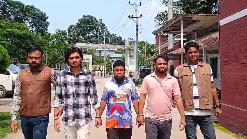 ময়মনসিংহের ভালিকায় শ্রমিক দীপু দাস হত্যায় গ্রেপ্তার তিন আসামিকে আদালতে পাঠায় ডিবি পুলিশ। আজ মঙ্গলবার দুপুরে