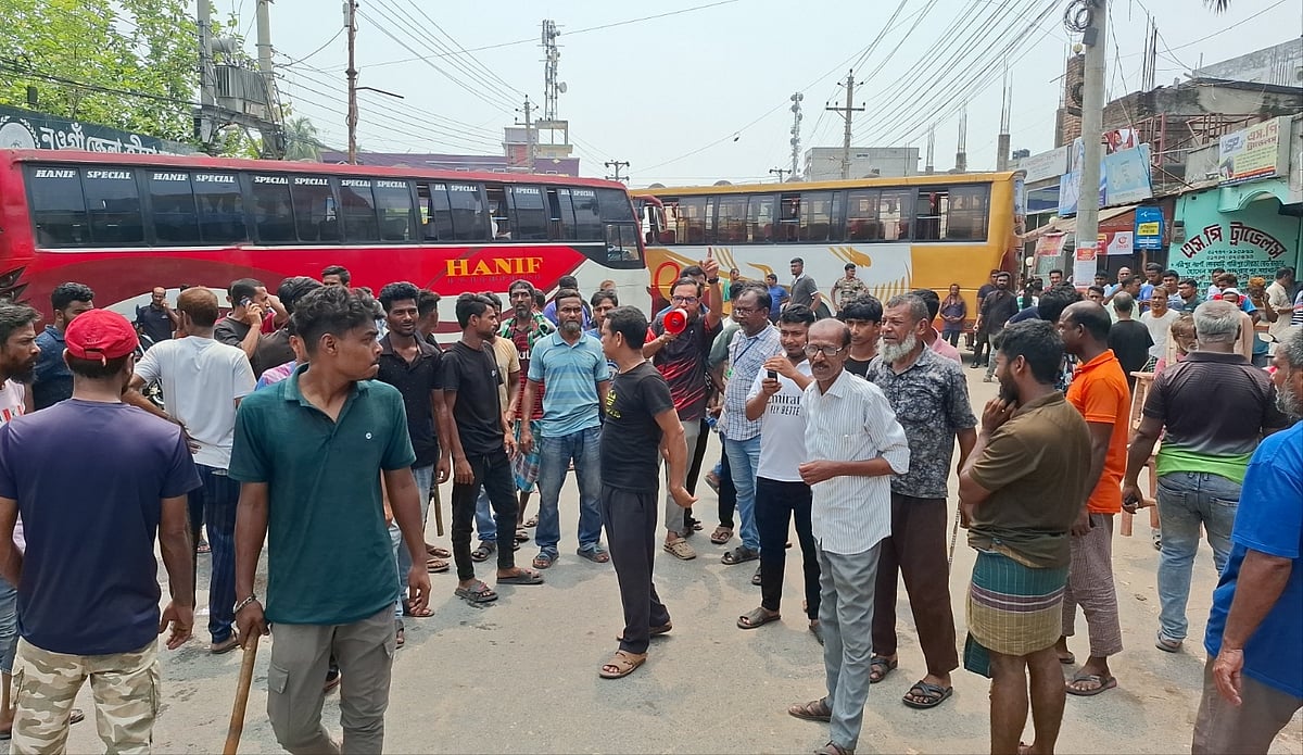 বাস কাউন্টারে হামলা ও শ্রমিকদের মারধরের প্রতিবাদে নওগাঁ শহরের ঢাকা বাসস্ট্যান্ড এলাকায় সড়কে আড়াআড়িভাবে বাস রেখে যান চলাচল বন্ধ করে দিয়েছেন মোটর শ্রমিক ইউনিয়নের লোকজন। আজ মঙ্গলবার বেলা ১১টার দিকে তোলা