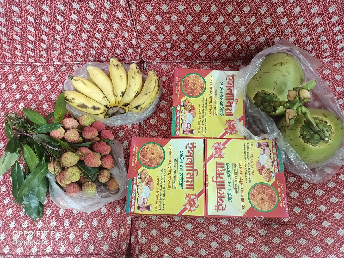 অসুস্থ স্ত্রী ও সন্তান নিয়ে হাসপাতাল থেকে বাড়িতে ফেরার আনন্দে চিকিৎসকের জন্য ফল ও মিষ্টি নিয়ে আসেন কৃষক জেবর আলী। আজ মঙ্গলবার দুপুরে রাজশাহী মেডিকেল কলেজ হাসপাতালে