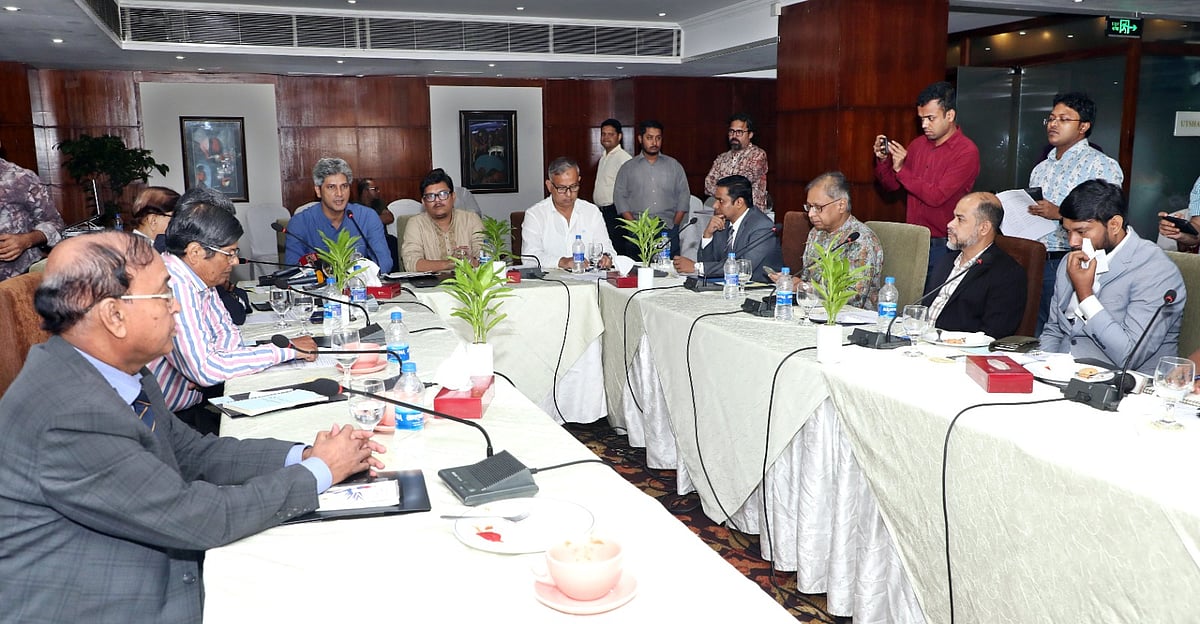 গতকাল মঙ্গলবার রাজধানীর বনানীর একটি হোটেলে সেন্টার ফর স্ট্র্যাটেজিক রিসার্চ (সিএসআর) আয়োজিত ‘কৌশলগত সম্পদে দেশীয় বিনিয়োগের অগ্রাধিকার’ শীর্ষক এক গোলটেবিল আলোচনায় বক্তারা