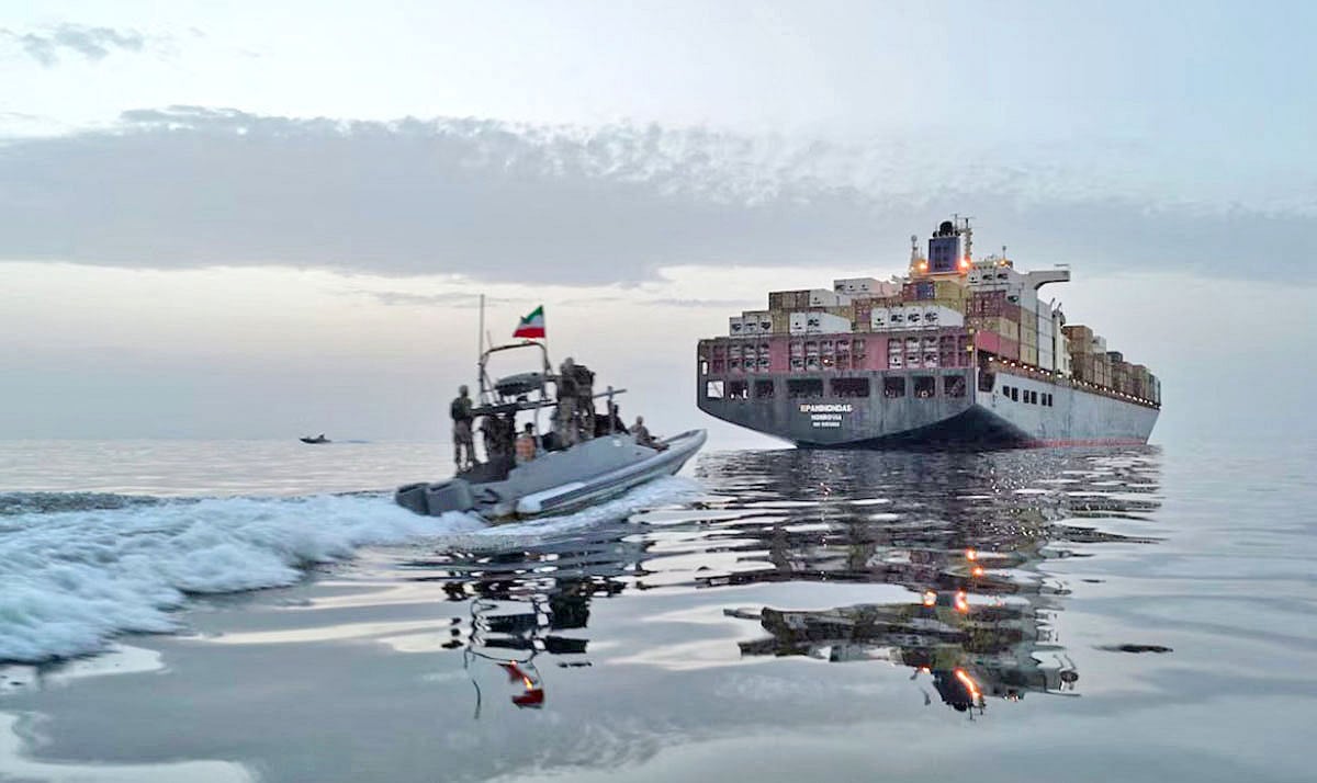 হরমুজ প্রণালি ধীরে ধীরে উপসাগরীয় নিরাপত্তার নিয়ম নির্ধারণ করছে