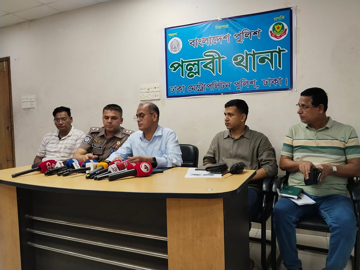 রাজধানীর পল্লবীতে শিশু রামিসা আক্তার হত্যাকাণ্ডের প্রাথমিক তদন্তে পাওয়া তথ্য তুলে ধরতে প্রেস ব্রিফিংয়ে  ঢাকা মহানগর পুলিশের (ডিএমপি) অতিরিক্ত কমিশনার এস এন মো. নজরুল ইসলাম। মঙ্গলবার রাতে পল্লবী থানায়