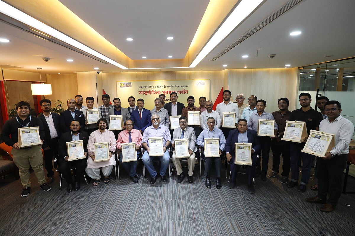 ইনমা গ্লোবাল মিডিয়া অ্যাওয়ার্ডস ২০২৬-এ ‘এসএসসি জিপিএ-৫ প্রাপ্ত কৃতী সংবর্ধনা’ উদ্যোগের জন্য ‘বেস্ট ইউজ অব অ্যান ইভেন্ট টু বিল্ড আ নিউজ ব্র্যান্ড’ শ্রেণিতে তৃতীয় পুরস্কার অর্জন করেছে প্রথম আলো। অংশীজনদের শুভেচ্ছা স্মারক প্রদান শেষে ফটোসেশন। আজ ঢাকার প্রথম আলো কার্যালয়ে