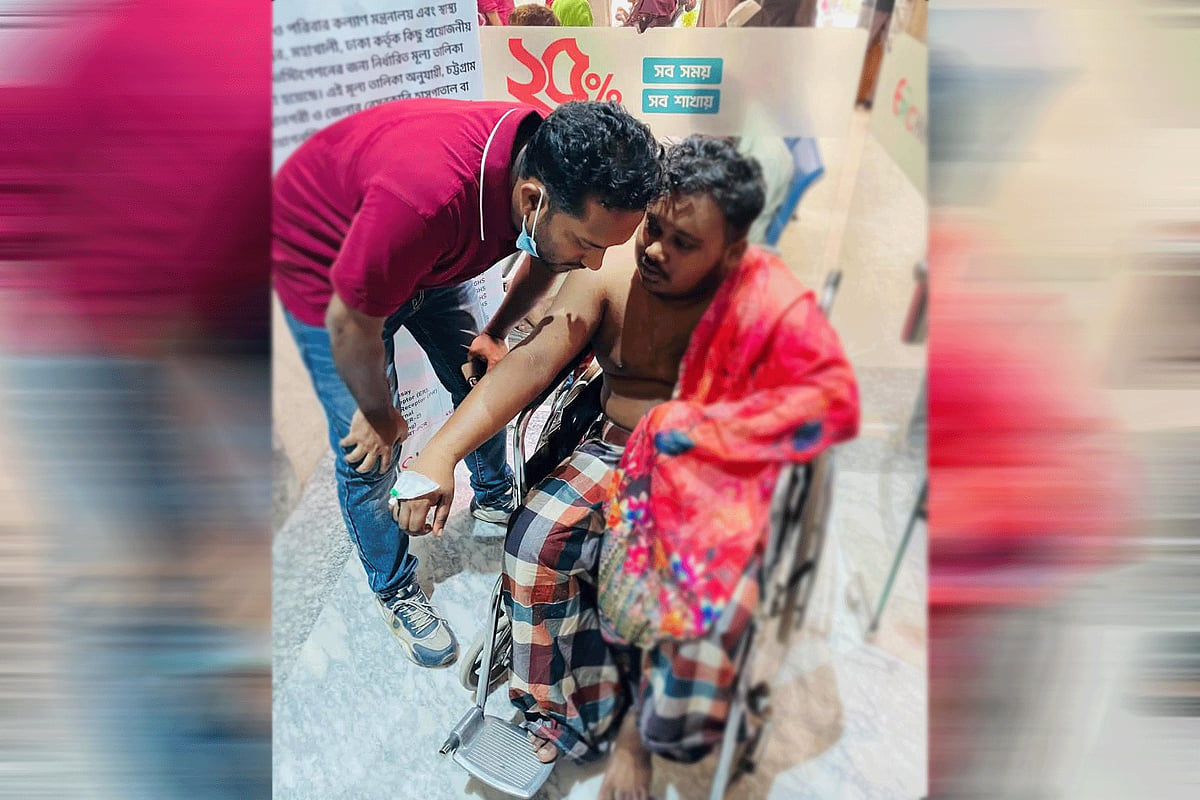 গুরুতর আহত অবস্থায় ছাত্রদল নেতা মো. আফতাহি হোসেনকে চট্টগ্রাম মেডিকেল কলেজ হাসপাতালে নেওয়া হয়