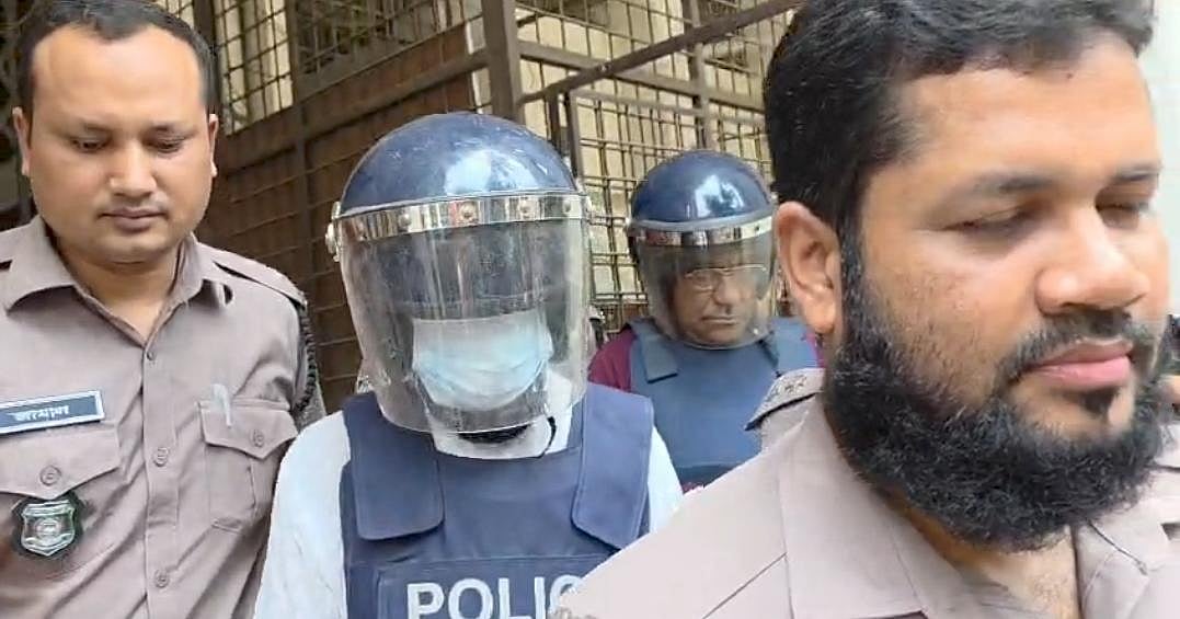 সাবেক বিচারপতি এ এইচ এম শামসুদ্দিন চৌধুরী মানিককে আজ আদালতে হাজির করা হয়