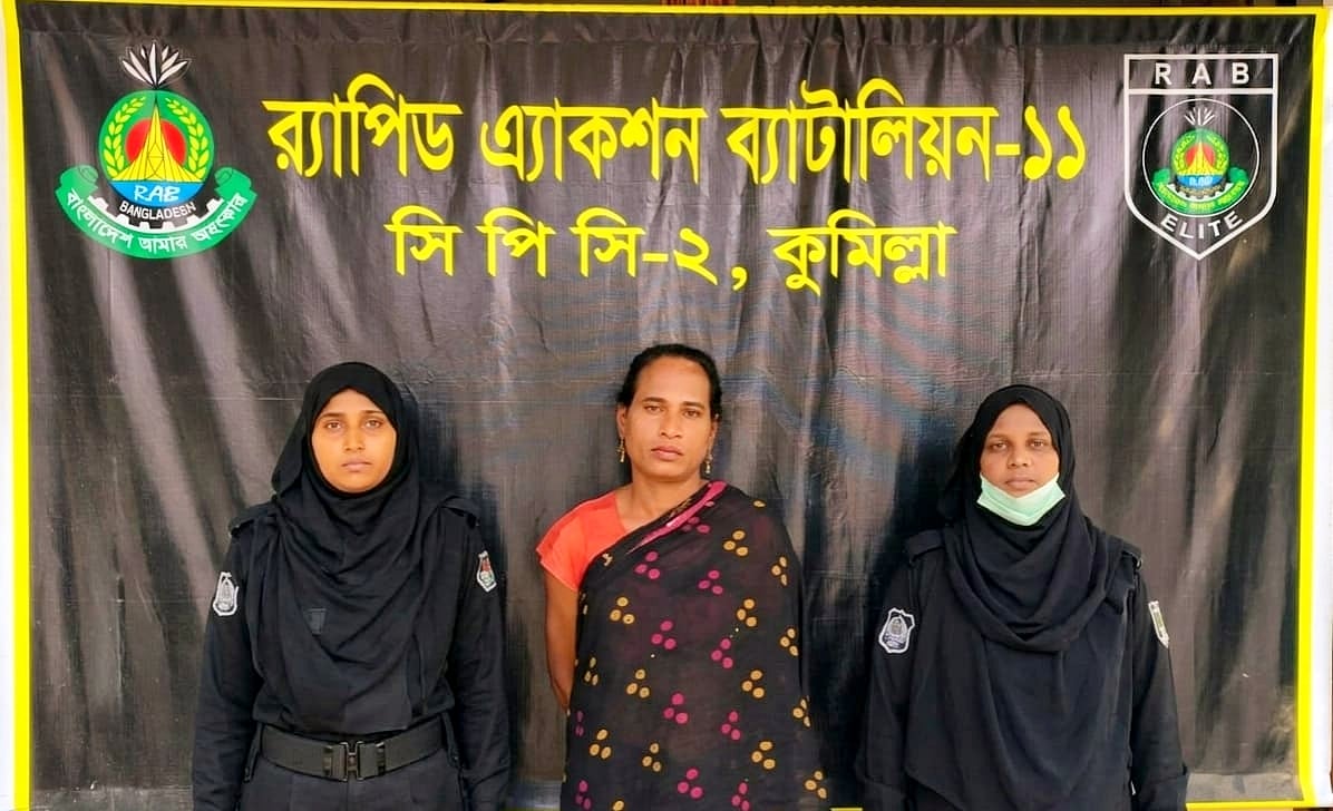 র্যাবের অভিযানে গ্রেপ্তার তৃতীয় লিঙ্গের জহিরুল ইসলাম। মঙ্গলবার বেলা ১১টার দিকে র্যাব-১১ সিপিসি-২ কুমিল্লা কার্যালয়ে