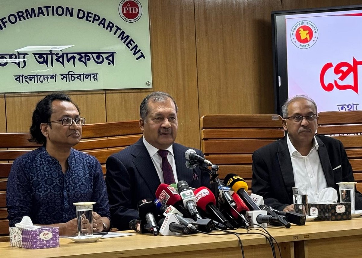 সচিবালয়ে তথ্য মন্ত্রণালয় আয়োজিত নিয়মিত সংবাদ সম্মেলনে প্রধানমন্ত্রীর তথ্য ও সম্প্রচার উপদেষ্টা জাহেদ উর রহমান। আজ মঙ্গলবার দুপুরে 