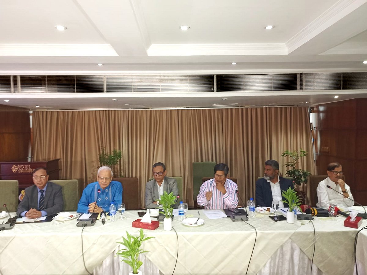 সেন্টার ফর স্ট্র্যাটেজিক রিসার্চ (সিএসআর) ও ‘ঢাকা স্টিম’ আয়োজিত ‘কৌশলগত সম্পদে দেশি বিনিয়োগের অগ্রাধিকার’ শীর্ষক এক গোলটেবিল আলোচনায় উপস্থিত বক্তারা। আজ মঙ্গলবার রাজধানীর গুলশানের একটি হোটেলে