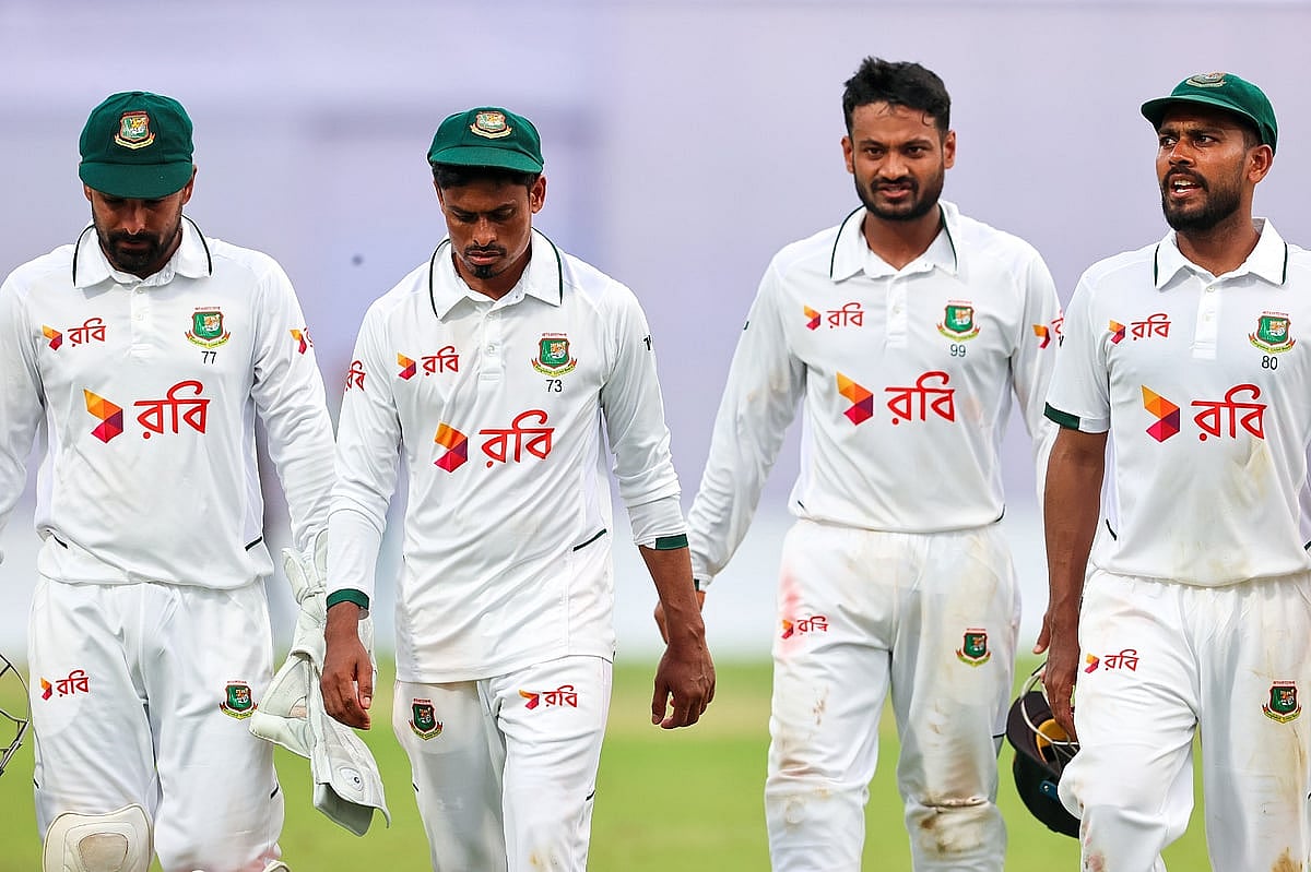 চতুর্থ দিনের খেলা শেষে মাঠ ছাড়ছে বাংলাদেশ দল