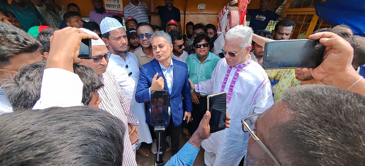 অনুষ্ঠানের ব্যানারে প্রধানমন্ত্রী তারেক রহমানের ছবি না থাকার প্রতিবাদে সেতুমন্ত্রীকে অবরোধ করে রাখেন বিএনপির স্থানীয় নেতা–কর্মীরা। পটুয়াখালীর বাউফল উপজেলার বগা ফেরিঘাট এলাকায়