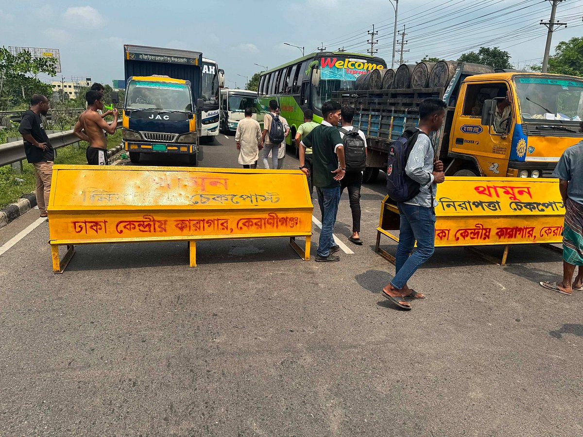 কারারক্ষী নিয়োগ পরীক্ষায় অনিয়ম ও স্বজনপ্রীতির অভিযোগ তুলে ঢাকার দক্ষিণ কেরানীগঞ্জে ঢাকা–মাওয়া এক্সপ্রেসওয়েতে অবরোধ করা হয়েছে। আজ মঙ্গলবার দুপুরে রাজেন্দ্রপুর এলাকায় ঢাকা কেন্দ্রীয় কারাগারের সামনে