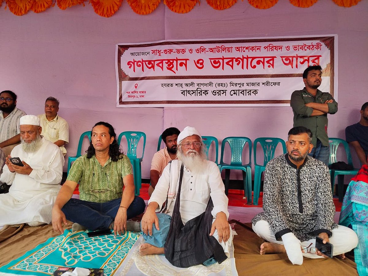 ‘গণ-অবস্থান ও ভাবগানের আসর’ অনুষ্ঠানে কবি ও চিন্তক ফরহাদ মজহার। আজ মঙ্গলবার সন্ধ্যায় রাজধানীর মিরপুরের শাহ আলী মাজারে