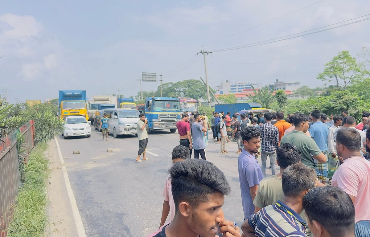 নারায়ণগঞ্জের সোনারগাঁয়ে অটোরিকশাচালক হত্যার প্রতিবাদে মহাসড়ক অবরোধ করেন এলাকাবাসী ও স্বজনেরা। আজ বুধবার সকাল সাড়ে দশটার দিকে দড়িকান্দি এলাকায়