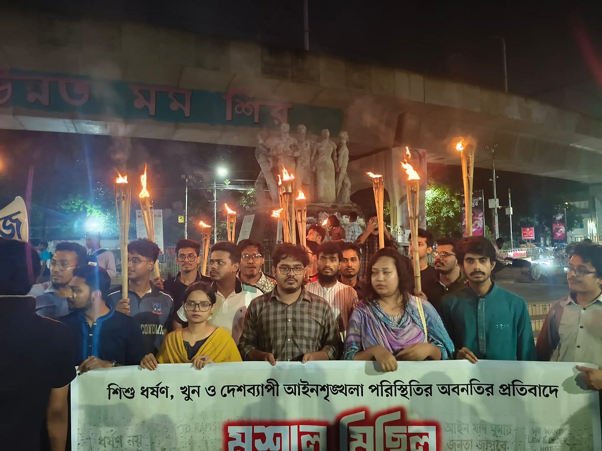 পল্লবীতে শিশু হত্যা ও আইনশৃঙ্খলা পরিস্থিতির অবনতির প্রতিবাদে বুধবার রাতে ঢাকা বিশ্ববিদ্যালয় এলাকায় মশালমিছিল করেন জাতীয় ছাত্রশক্তির নেতা–কর্মীরা। ২০ মে, বুধবার।