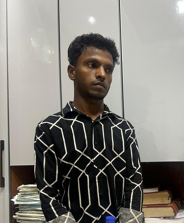 ‘মেজর জেনারেল’ হিসেবে ভুয়া পরিচয়ে প্রতারণার অভিযোগে গ্রেপ্তার মো. অপু
