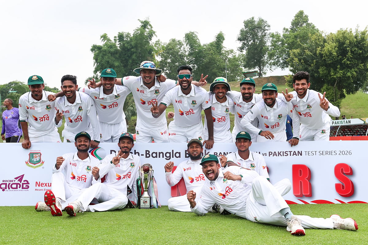 ট্রফি নিয়ে বাংলাদেশের খেলোয়াড়দের সিরিজজয়ের উচ্ছ্বাস