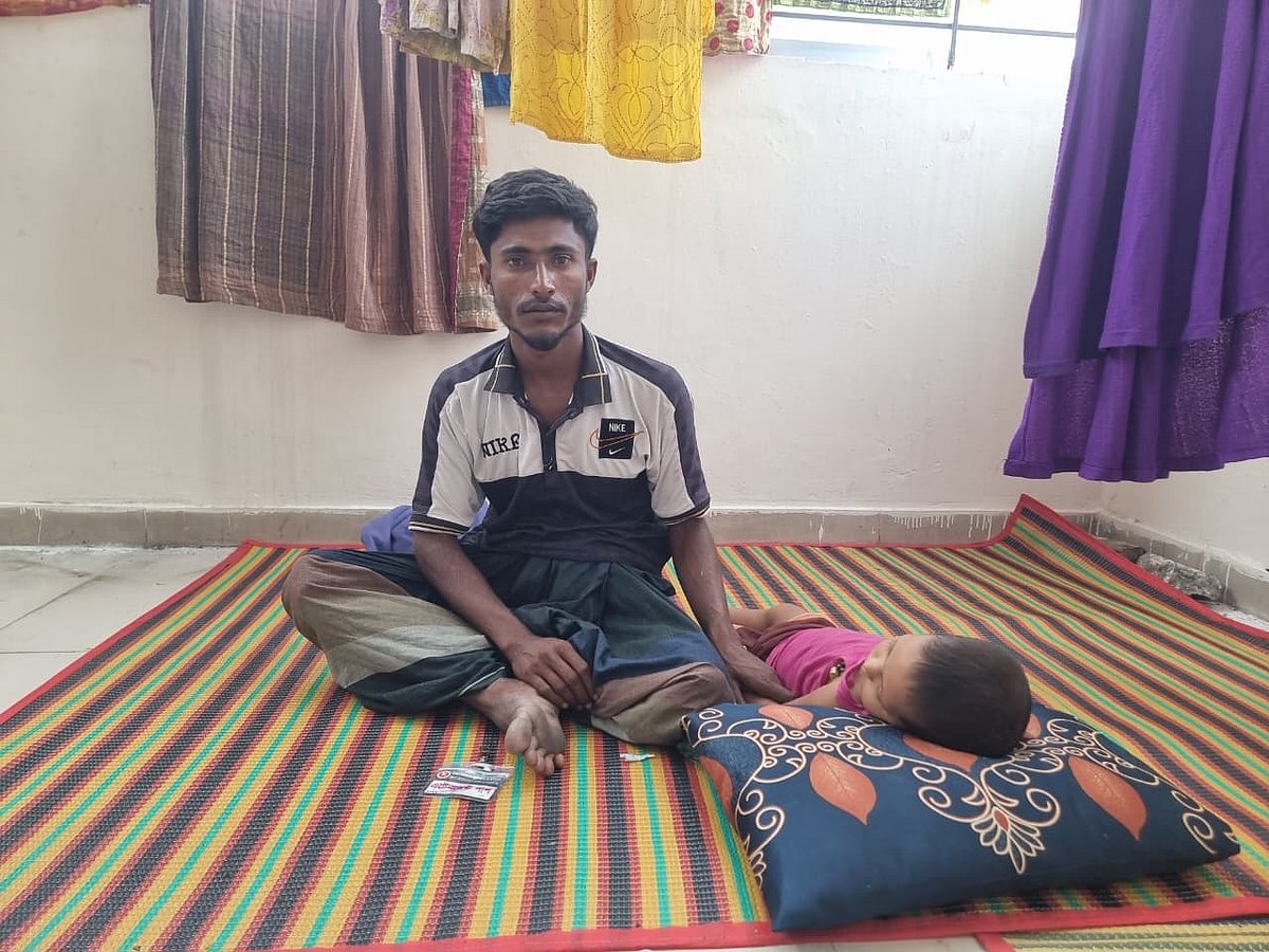 বড় ছেলে তাহসিন ভর্তি আইসিইউতে। অন্যদিকে নিউমোনিয়ায় আক্রান্ত ছোট মেয়ে বিবি আয়েশাকে হাসপাতালে ভর্তি করাতে না পেরে তাকে নিয়ে এভাবেই পরিত্যক্ত সিঁড়ির মেঝেতে অপেক্ষায় আছেন বাবা বিল্লাল হোসেন। ডিএনসিসি ডেডিকেটেড কোভিড-১৯ হাসপাতাল, মহাখালী, ঢাকা; ২০ মে ২০২৬