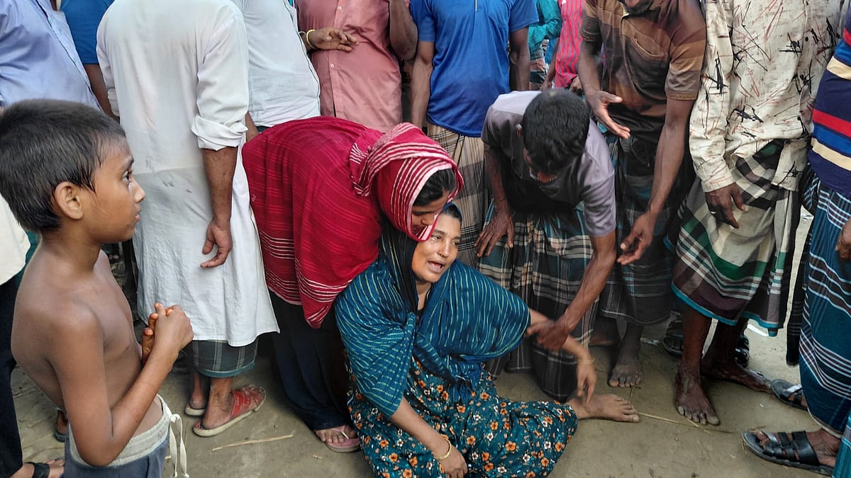 ব্রাহ্মণবাড়িয়ার সরাইলে মৃত শ্রমিকদের স্বজনদের আহাজারি। আজ বুধবার বিকেলে উপজেলার কালীকচ্ছ ইউনিয়নের গলানিয়া গ্রামে