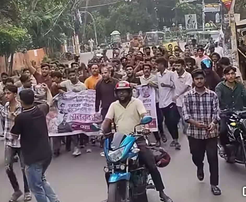 চট্টগ্রামের নন্দনকান এলাকার ডিসি হিল সংলগ্ন সড়কে আজ সকালে মিছিল করে নিষিদ্ধ ছাত্রলীগের নেতা–কর্মীরা