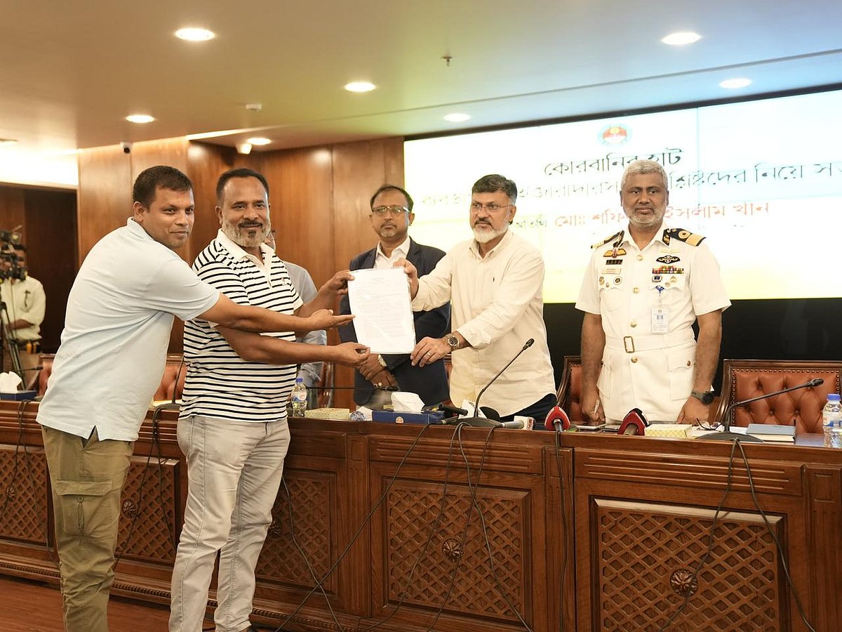 কোরবানির পশুর হাট ইজারা পাওয়া ব্যক্তিদের আনুষ্ঠানিকভাবে কার্যাদেশ দেন ডিএনসিসি প্রশাসক শফিকুল ইসলাম খান। রাজধানীর গুলশানে, ২০ মে