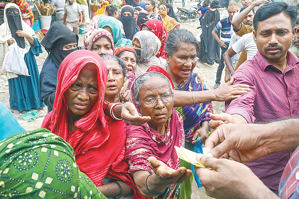 বাজারের চেয়ে কিছুটা কম দামে টিসিবির পণ্য কিনতে প্রচণ্ড গরমে দীর্ঘ অপেক্ষায় ঘেমে গেছেন তাঁরা। রোদের মধ্যে সারিতে দাঁড়িয়ে পণ্য পাওয়ার জন্য টোকেন নিচ্ছেন সত্তরোর্ধ্ব মালেকা বানুসহ অন্যরা। গতকাল দুপুরে রাজধানীর সায়েদাবাদ মোড়সংলগ্ন এলাকায়