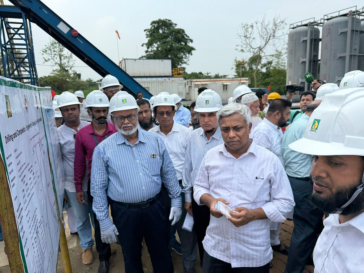 বিদ্যুৎ, জ্বালানি ও খনিজ সম্পদ প্রতিমন্ত্রী অনিন্দ্য ইসলাম আজ বুধবার দুপুরে গাজীপুরের কালীগঞ্জ উপজেলার কামতা গ্যাস ফিল্ডে মূল্যায়ন কাম উন্নয়ন কূপ খনন কার্যক্রমের উদ্বোধন করেন