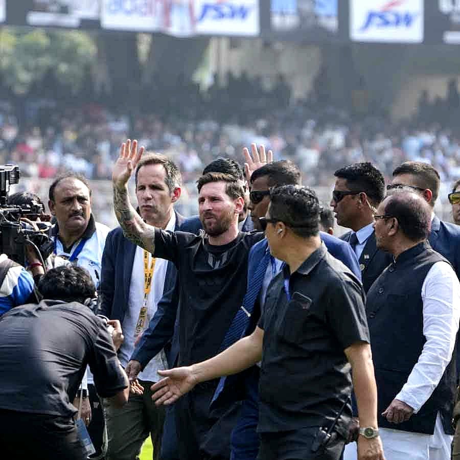 চরম বিশৃঙ্খলার মধ্যে কড়া নিরাপত্তাবলয়ে মাঠ থেকে বের করে নেওয়া হয় বিশ্ব ফুটবলের অন্যতম বড় তারকা লিওনেল মেসিকে। কলকাতার যুবভারতী ক্রীড়াঙ্গনে, ১৩ ডিসেম্বর ২০২৫