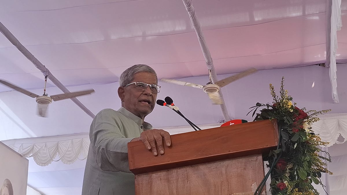 ঠাকুরগাঁও বিমানবন্দর চালুর সম্ভাব্য করণীয় নির্ধারণের জন্য বেসামরিক বিমান পরিবহন ও পর্যটন মন্ত্রণালয়ের মন্ত্রী, প্রতিমন্ত্রী, সচিব এবং সিভিল এভিয়েশনের কর্মকর্তাদের সরেজমিনে পরিদর্শন শেষে এক সংবর্ধনা আনুষ্ঠানে বক্তব্য দেন স্থানীয় সরকারমন্ত্রী ও বিএনপির মহাসচিব মির্জা ফখরুল ইসলাম আলমগীর