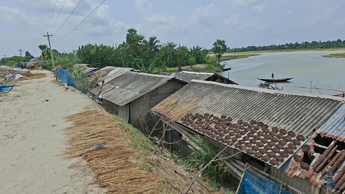 ২০২০ সালের ২০ মে ঘূর্ণিঝড় আম্পান সাতক্ষীরার আশাশুনি উপজেলার প্রতাপনগরসহ কয়েকটি এলাকায় আঘাত হানে। ওই সময় বাড়িঘর হারিয়ে কয়েক শ পরিবার বসবাস করছে পানি উন্নয়ন বোর্ডের বেড়িবাঁধে কিংবা ঢালে। রোববার বিকেলে উপজেলার প্রতাপনগর ইউনিয়নের দুর্গাতলারআটি এলাকায়