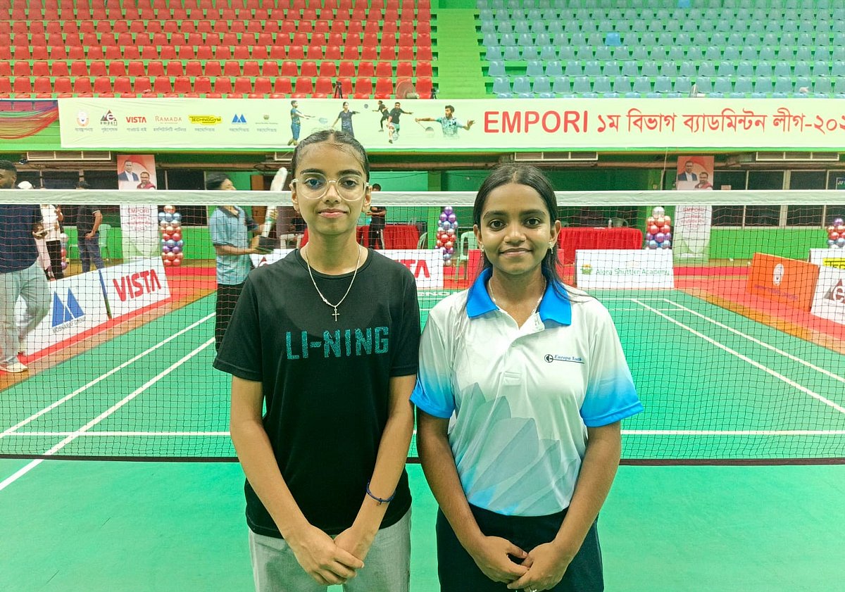 ব্যাডমিন্টন কোর্টের দুই বোন ম্যাথেনা মাধুর্য্য বিশ্বাস (ডানে) ও মার্গারেট মুগ্ধ বিশ্বাস (বাঁয়ে)