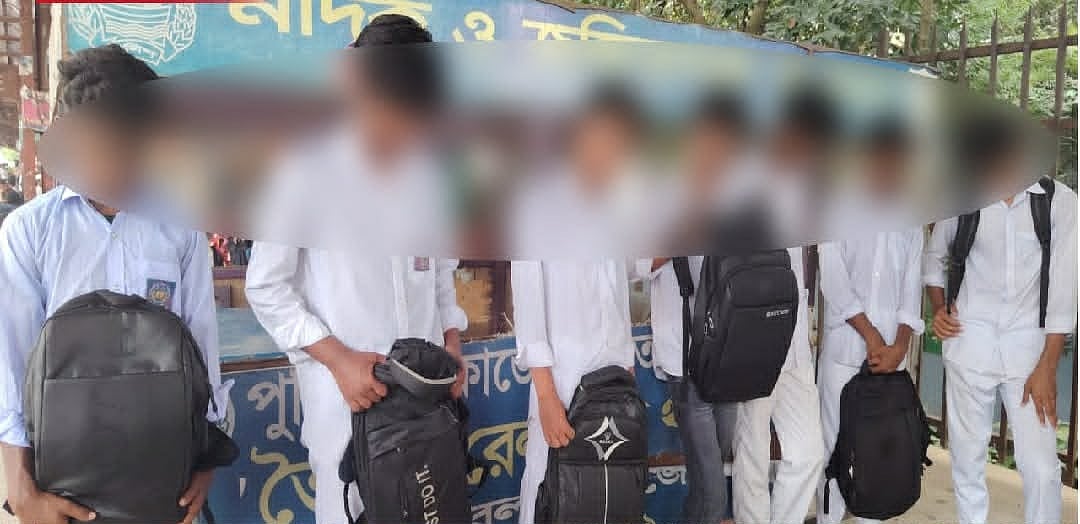 স্কুল ফাঁকি দিয়ে ট্রেনের ছাঁদে চরে ভৈরবে ঘুরতে আসা ৯ শিক্ষার্থীকে আটক করা হয়। পরে পুলিশ তাদের এমন কাজ না করার শপথ পড়িয়ে কলম উপহার দিয়ে বাড়িতে পাঠিয়ে দেয়