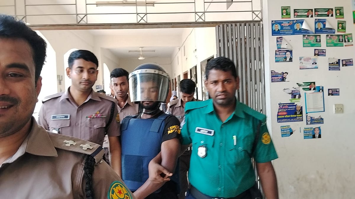 হাজতখানা থেকে সোহেল রানাকে আদালতে হাজির করা হচ্ছে। আজ বুধবার বিকেলে ঢাকার মেট্রোপলিটন ম্যাজিস্ট্রেট আদালতে