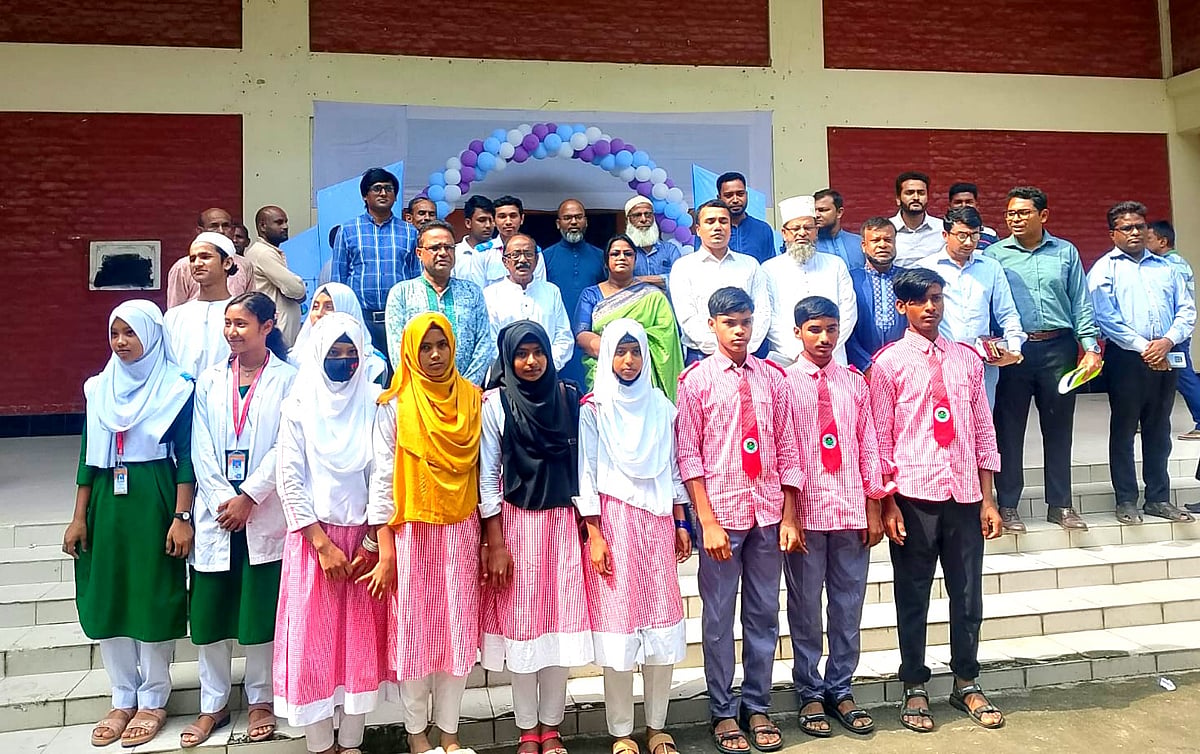 কুড়িগ্রামে বিজ্ঞান মেলায় প্রথম আলো চর আলোর পাঠশালার শিক্ষার্থীরা