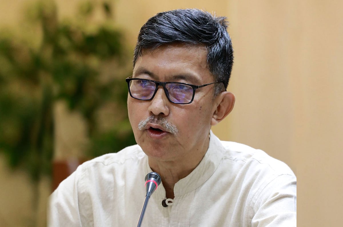 প্রথম আলো কার্যালয়ে আয়োজিত গোলটেবিল বৈঠকে বক্তব্য দেন পার্বত্য চট্টগ্রামবিষয়ক মন্ত্রণালয়ের মন্ত্রী দীপেন দেওয়ান