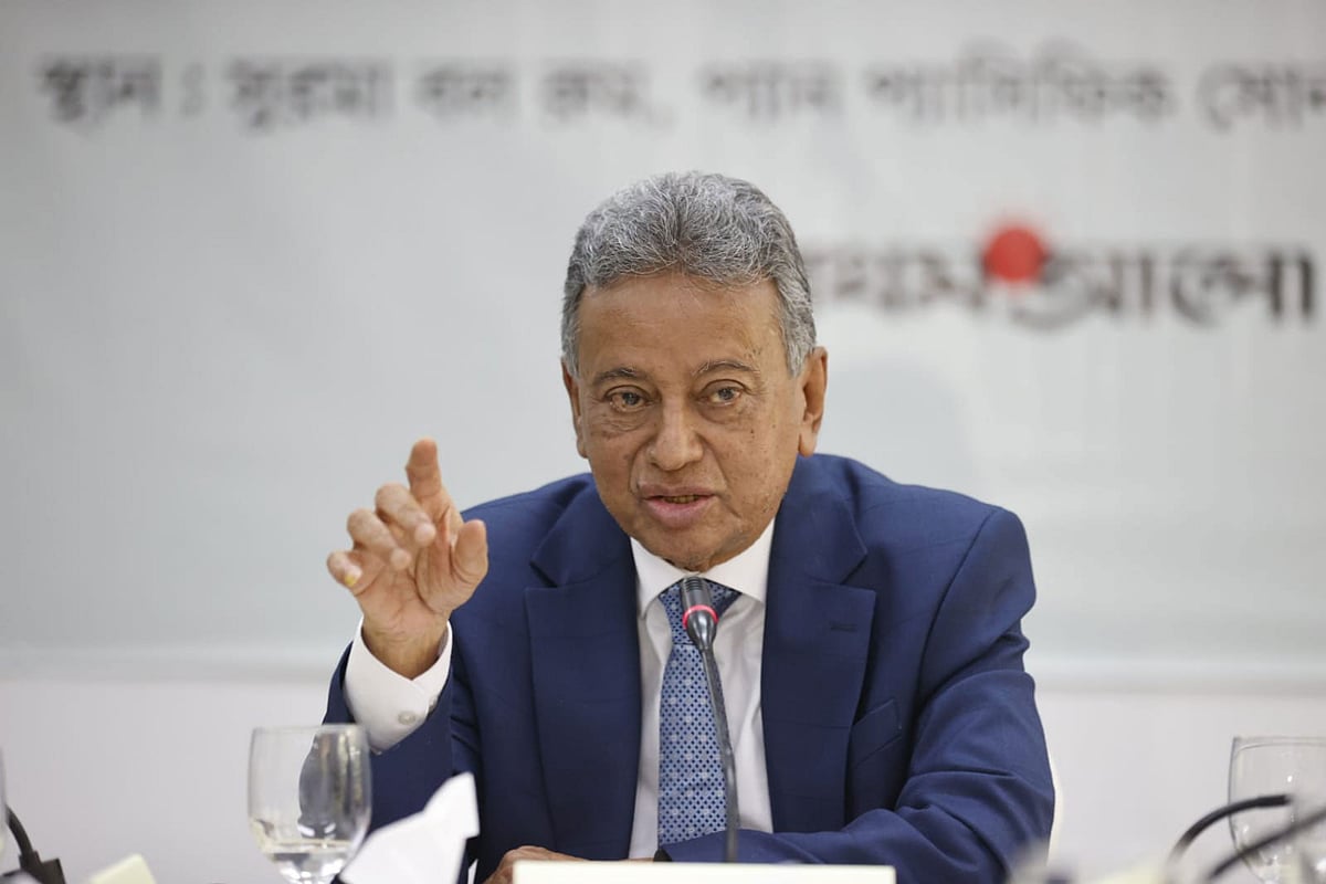 আজ রাজধানীর সোনারগাঁও হোটেলে প্রথম আলো আয়োজিত ‘সংকটকালের বাজেট ও জনপ্রত্যাশা’ শীর্ষক এক গোলটেবিল আলোচনায় প্রধান অতিথি অর্থমন্ত্রী আমির খসরু মাহমুদ চৌধুরী বক্তব্য দিচ্ছেন