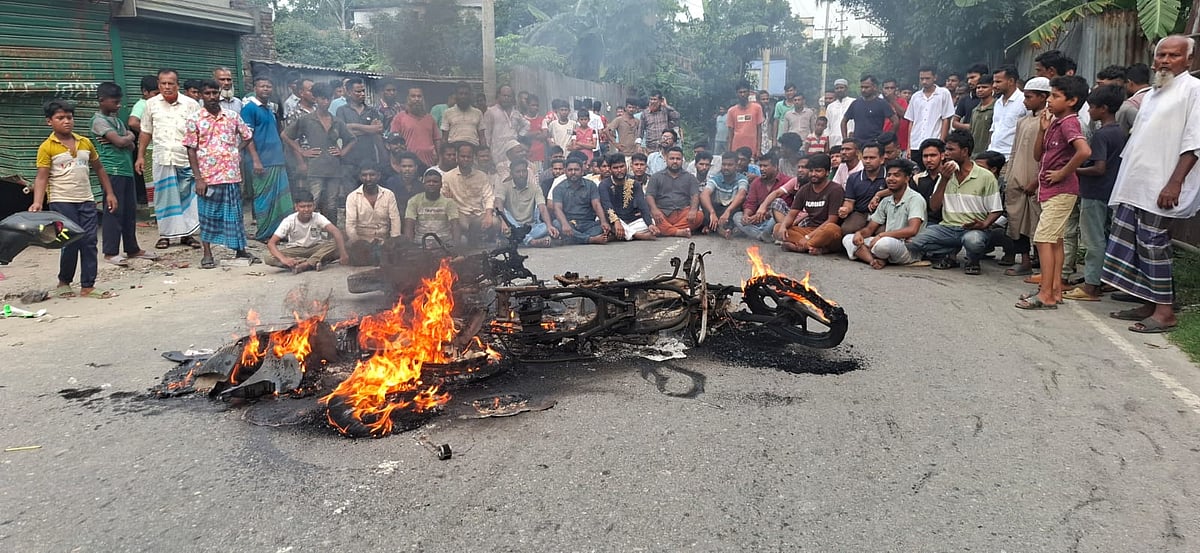 নারায়ণগঞ্জের আড়াইহাজারে মাটি কাটা নিয়ে দ্বন্দ্বের জেরে বিএনপি নেতা ওসমান গণিকে কুপিয়ে হত্যা করা হয়। এর প্রতিবাদে বৃহস্পতিবার সকালে আড়াইহাজার-গাউছিয়া সড়ক অবরোধ করে মোটরসাইকেলে আগুন দেওয়া হয়