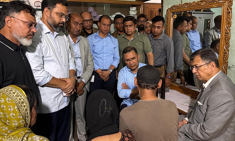 প্রধানমন্ত্রী তারেক রহমান আজ বৃহস্পতিবার রাতে ঢাকার পল্লবী এলাকায় নিহত আট বছরের শিশুর পরিবারের সঙ্গে দেখা করতে তার বাসায় যান  