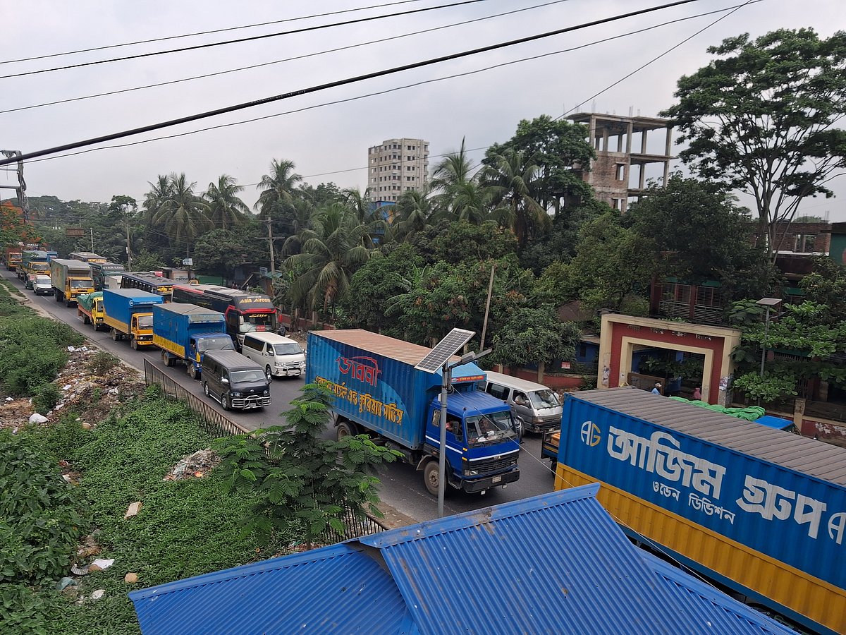 কুমিল্লার দাউদকান্দি উপজেলার মেঘনা-গোমতী সেতু থেকে রায়পুর পর্যন্ত তীব্র যানজট। আজ বৃহস্পতিবার
